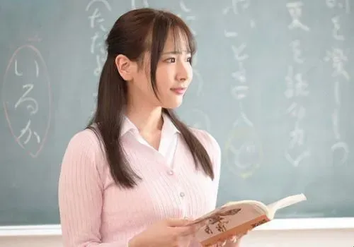 漂亮的女老师实习时遇到了痴迷的男学生。