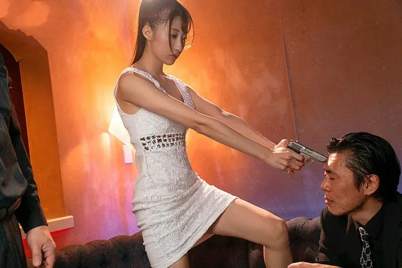 Nakatagong ahente ng babae ay natuklasan ng isang grupo ng mga kriminal.