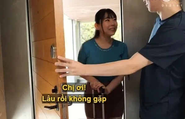 Als de vrouw weg is, komt de schoonzus op bezoek en verleidt ze de zwager om samen te douchen.