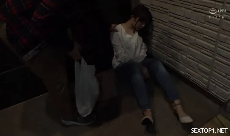 隣の酔っ払いを助けて道を忘れないようにする