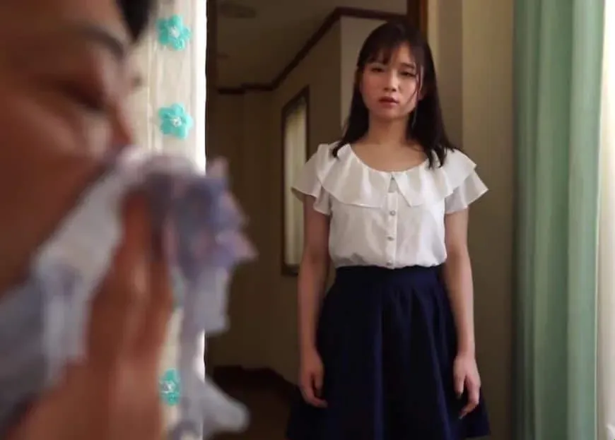 Anak perempuan menemui bapa tiri yang suka mencium pakaian dalamnya