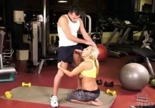 Vợ hàng khủng quá nứng nên ra phòng gym tò te thêm